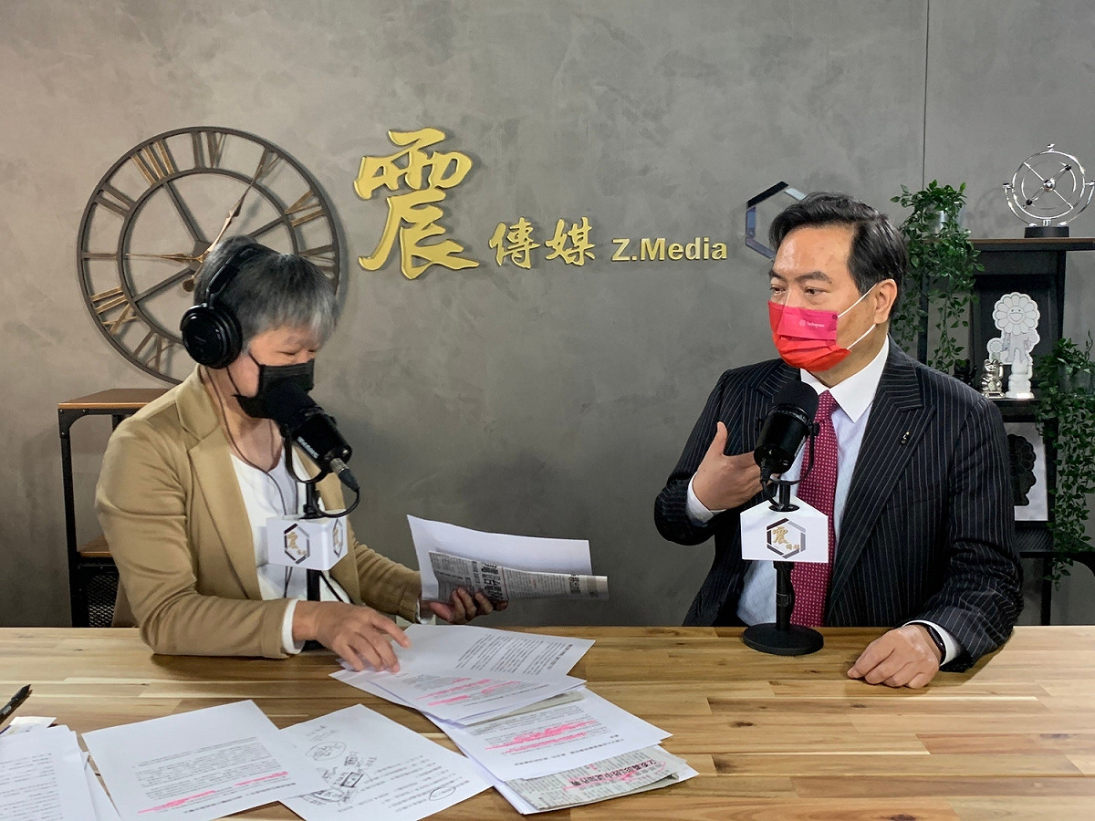 法律人出身的行政院政務委員兼發言人羅秉成今（30）天中午接受網路節目專訪。 圖：《震傳媒》提供