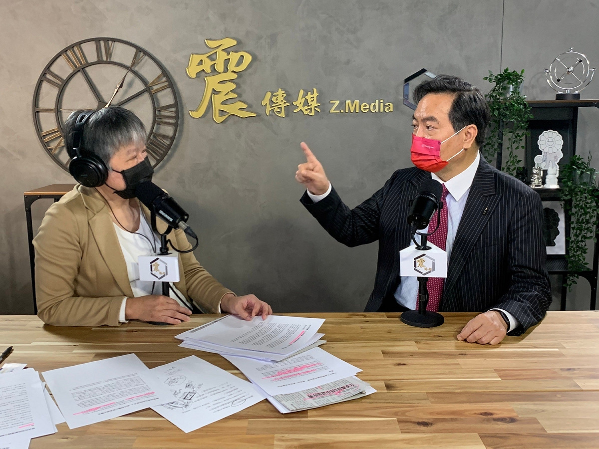 行政院政務委員兼發言人羅秉成今（30）日中午接受網路節目專訪。 圖：《震傳媒》提供