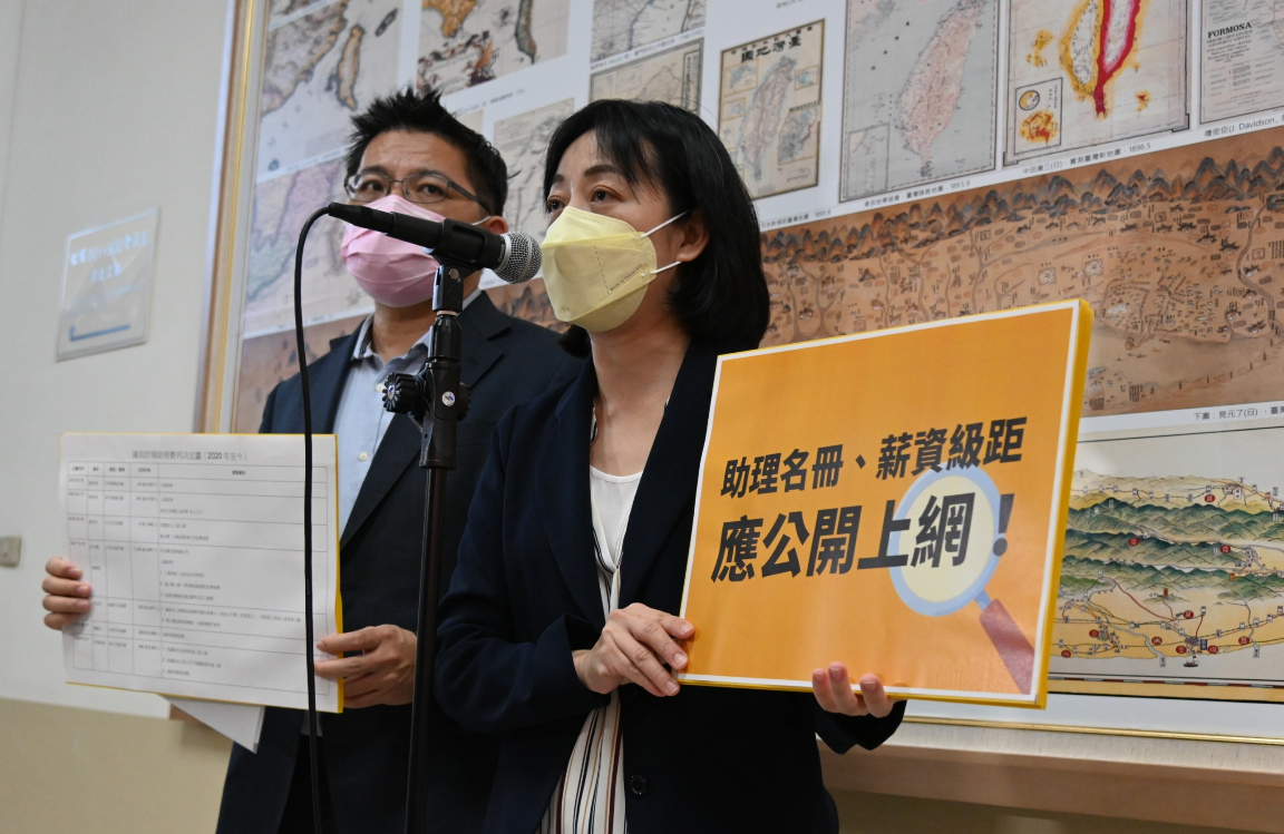 王婉諭、邱顯智呼籲，應支持議會透明及助理名單薪資級距公開上網。 圖:王婉諭辦公室提供