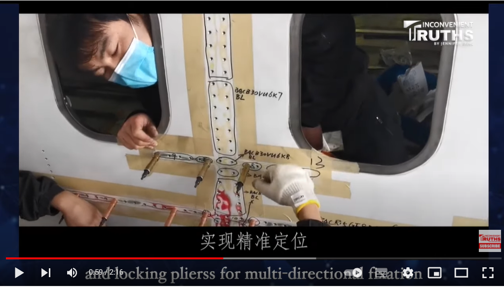 紀錄片「東航技術雲南分公司撥叉（Pickle Fork）修理紀實」中，東航手動維修飛機的過程。 圖：擷取自Inconvenient Truths-First Hand From China 牆國百態