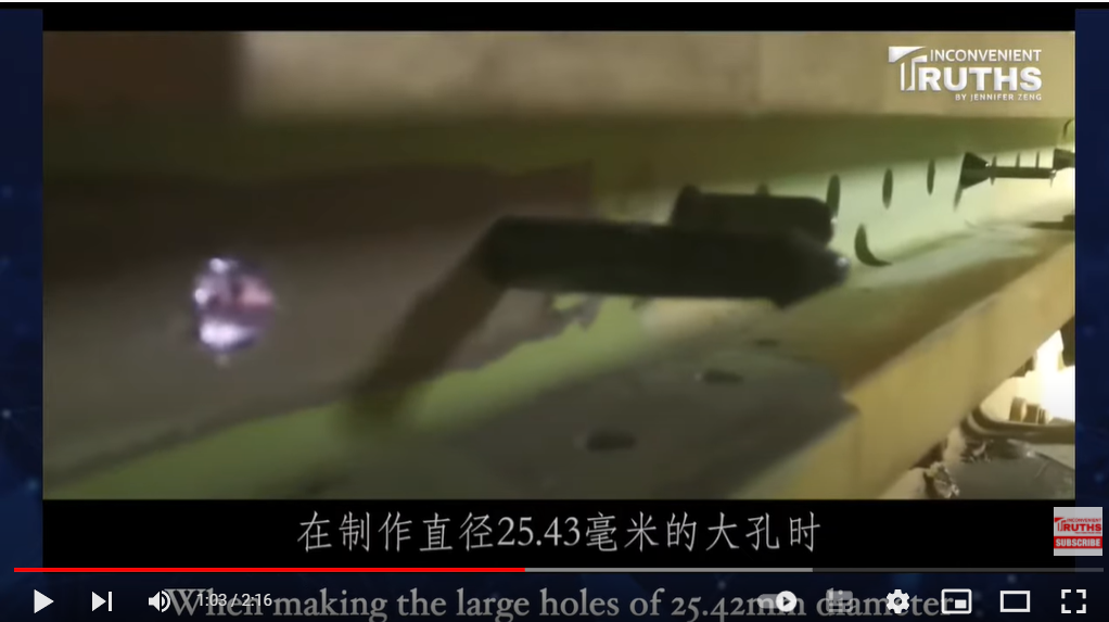 紀錄片「東航技術雲南分公司撥叉（Pickle Fork）修理紀實」中，東航手動維修飛機的過程。 圖：擷取自Inconvenient Truths-First Hand From China 牆國百態