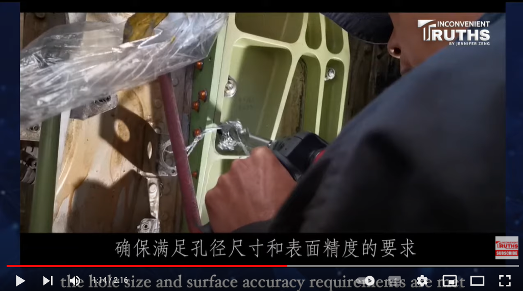 紀錄片「東航技術雲南分公司撥叉（Pickle Fork）修理紀實」中，東航手動維修飛機的過程。 圖：擷取自Inconvenient Truths-First Hand From China 牆國百態