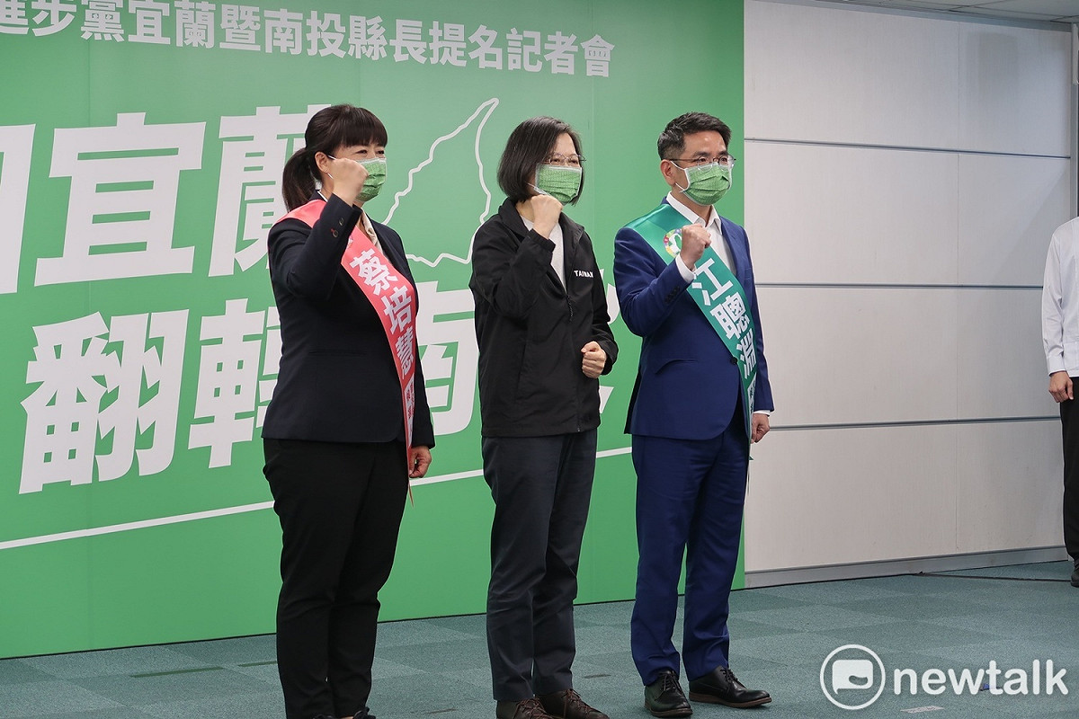 民進黨南投縣長候選人蔡培慧(左)、黨主席蔡英文(中)及宜蘭縣長候選人江聰淵(右)。 圖：林朝億/攝