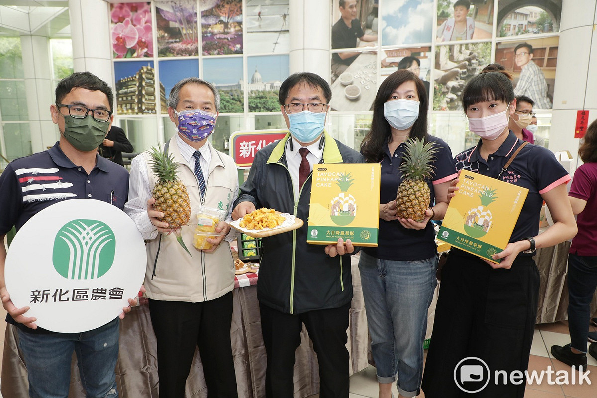 台南市政府舉辦台南鳳梨多元行銷記者會，表示今年以拓展加工通路穩定市場價格為主，海外鎖定日本市場為輔，農業局與觀旅局齊心協力，也攜手國內企業全聯、沃隼釀造、大苑子、福和生技及飯店業者等合作，開拓一系列鳳梨商機，提供消費者更多元的選擇。 圖：黃博郎／攝