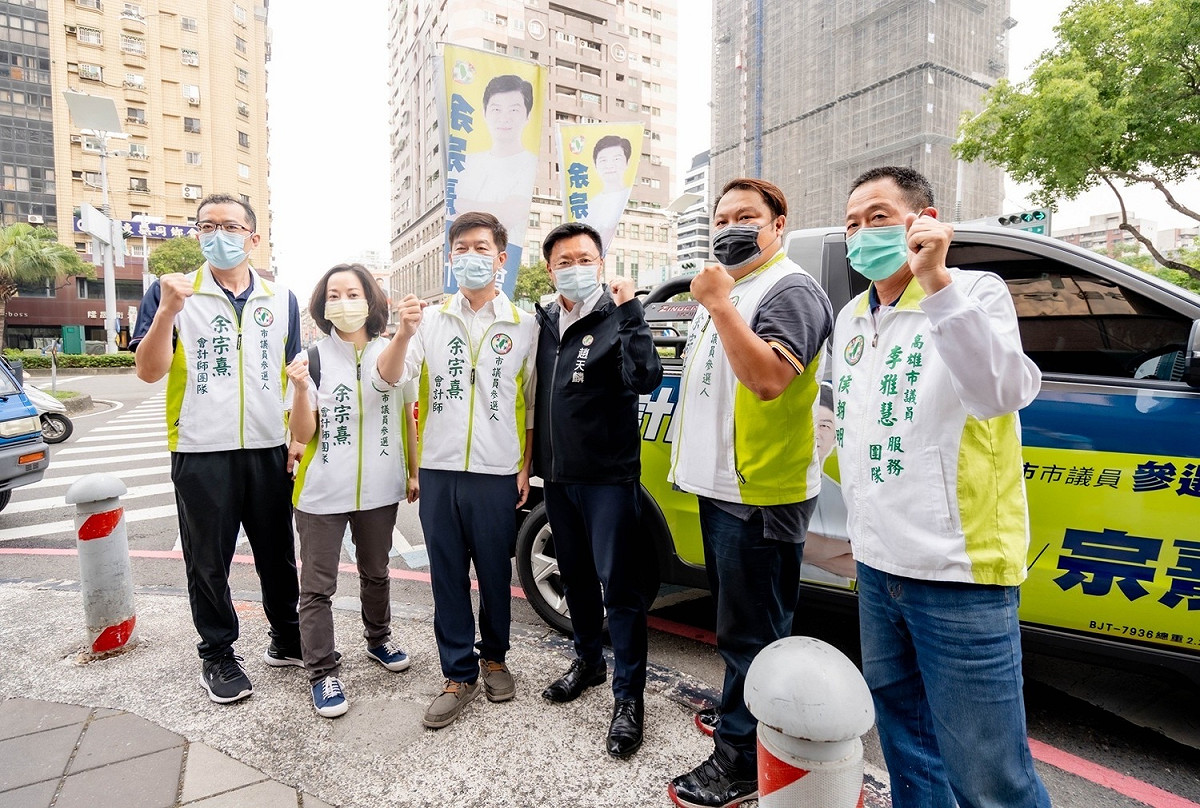 趙天麟(右三)與新人余宗熹服務團隊。 圖：趙天麟服務處提供