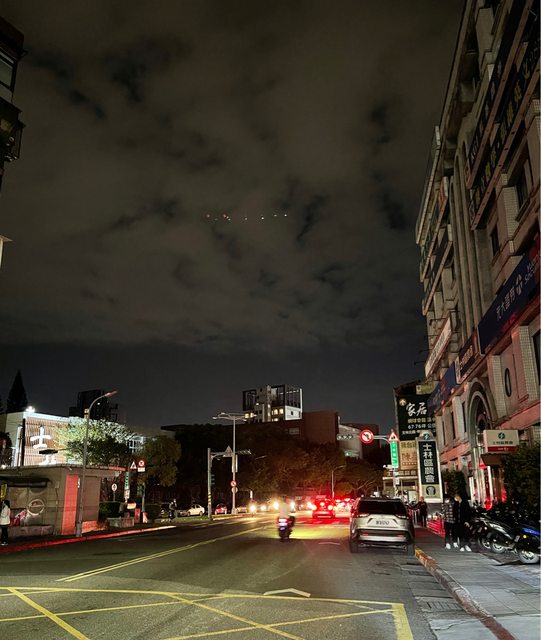 台北市士林晚間無預警停電。 圖：翻攝PTT