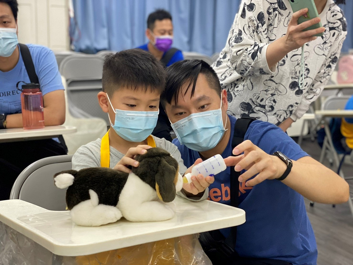 動保小小兵-家長與小朋友一同體驗幫毛寶貝餵奶。 圖：新北市動保處提供