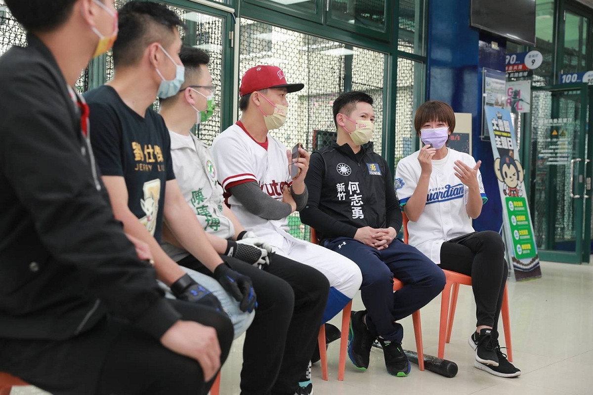 棒球作為台灣的最大公約數，還是可以凝聚不同政黨候選人一起合作交流。 圖：江怡臻服務處提供