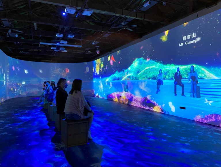 淡古館長黃麗鈴表示，「淡水絕美之境─淡水山河古蹟沉浸式劇場」以淡水重要古蹟景點與山川壯麗為主軸，透過多媒體互動遊戲、3D場景、投影沉浸劇場及情境休憩區等，呈現淡水山河絕美景色與人文景觀交織之美。 圖：淡水古蹟博物館提供