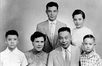 前總統蔣經國（前排右二）與俄國老婆蔣方良（前排左二）育有3兒1女，如果依俄羅斯研擬修訂的新法，他們恐怕都算俄羅斯同胞。 圖：翻攝自維基網站