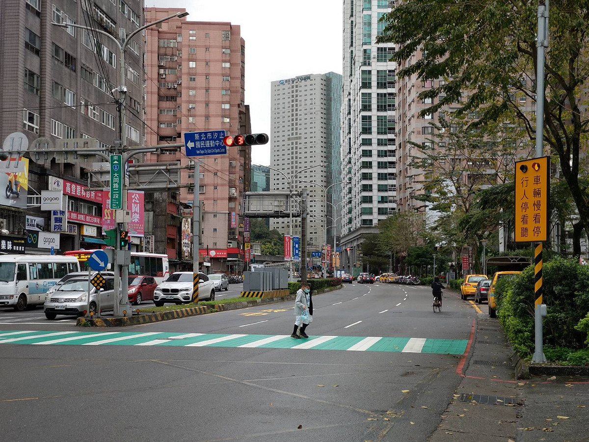 路口慢看停。 圖：新北市交通局提供
