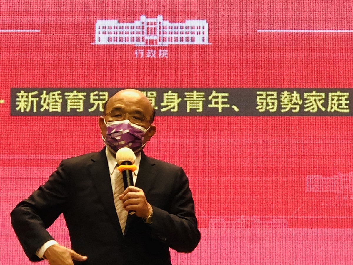 行政院長蘇貞昌今（31）日親自出席院會後記者會，宣布「300億元中央擴大租金補貼專案」。 圖：謝莉慧/攝