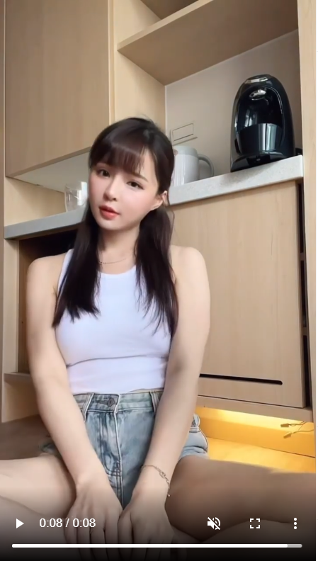 元元其實穿著無袖背心和短褲。 圖：翻攝自IG/1105ya