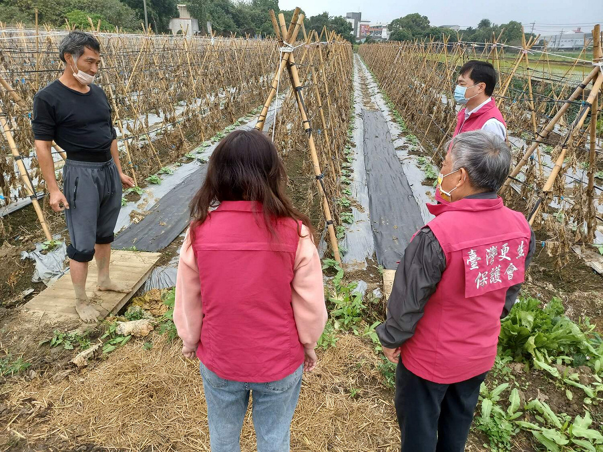 更生保護會嘉義分會前往老林的農地探視。 圖：嘉義地檢署/提供