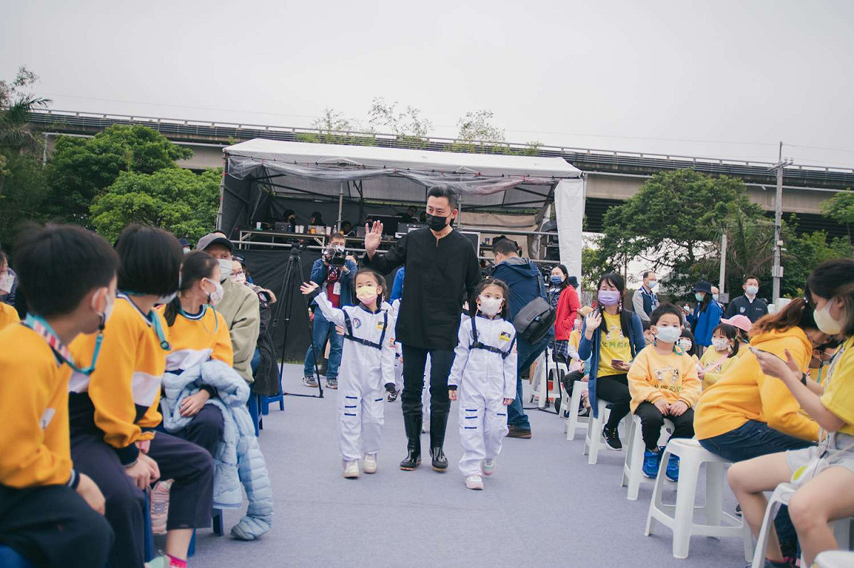 新竹市長林智堅與小小太空人。 圖：新竹市政府提供