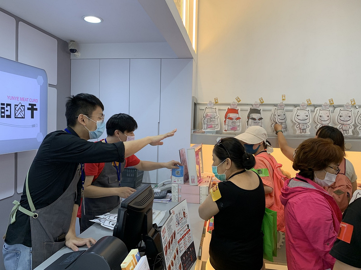 阮的肉干產業概念館，12歲以下的兒童於4月2日至3日，憑證件喊出通關密語「新北童樂」即享旅行包肉干買一送一優惠。 圖：新北市經發局提供