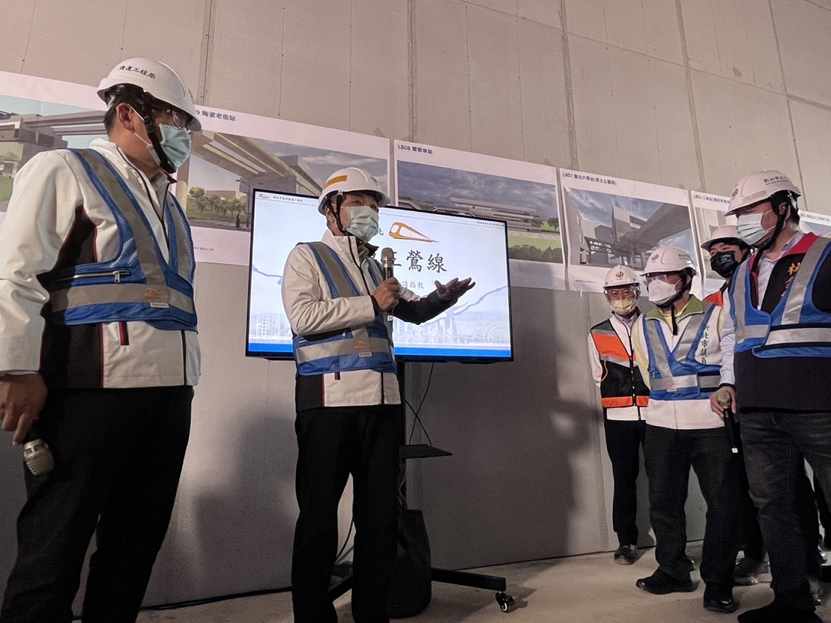 侯友宜致詞說明捷運鶯歌車站通廊空橋。 圖：新北市捷運局提供
