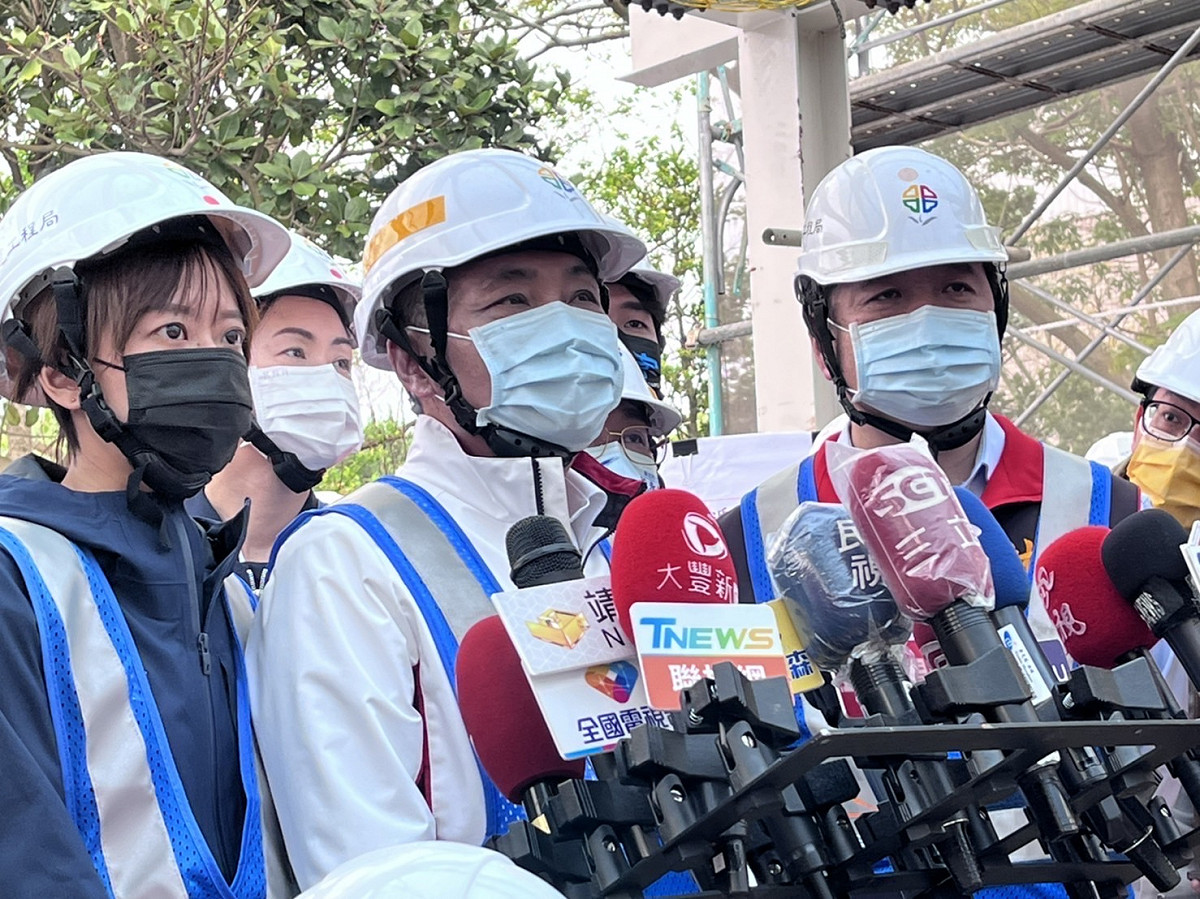 侯友宜接受聯訪。 圖：新北市捷運局提供
