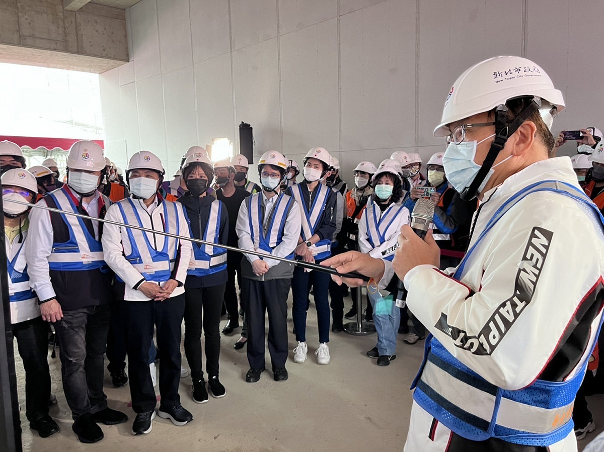 捷運局長李政安簡報捷運三鶯線工程。 圖：新北市捷運局提供