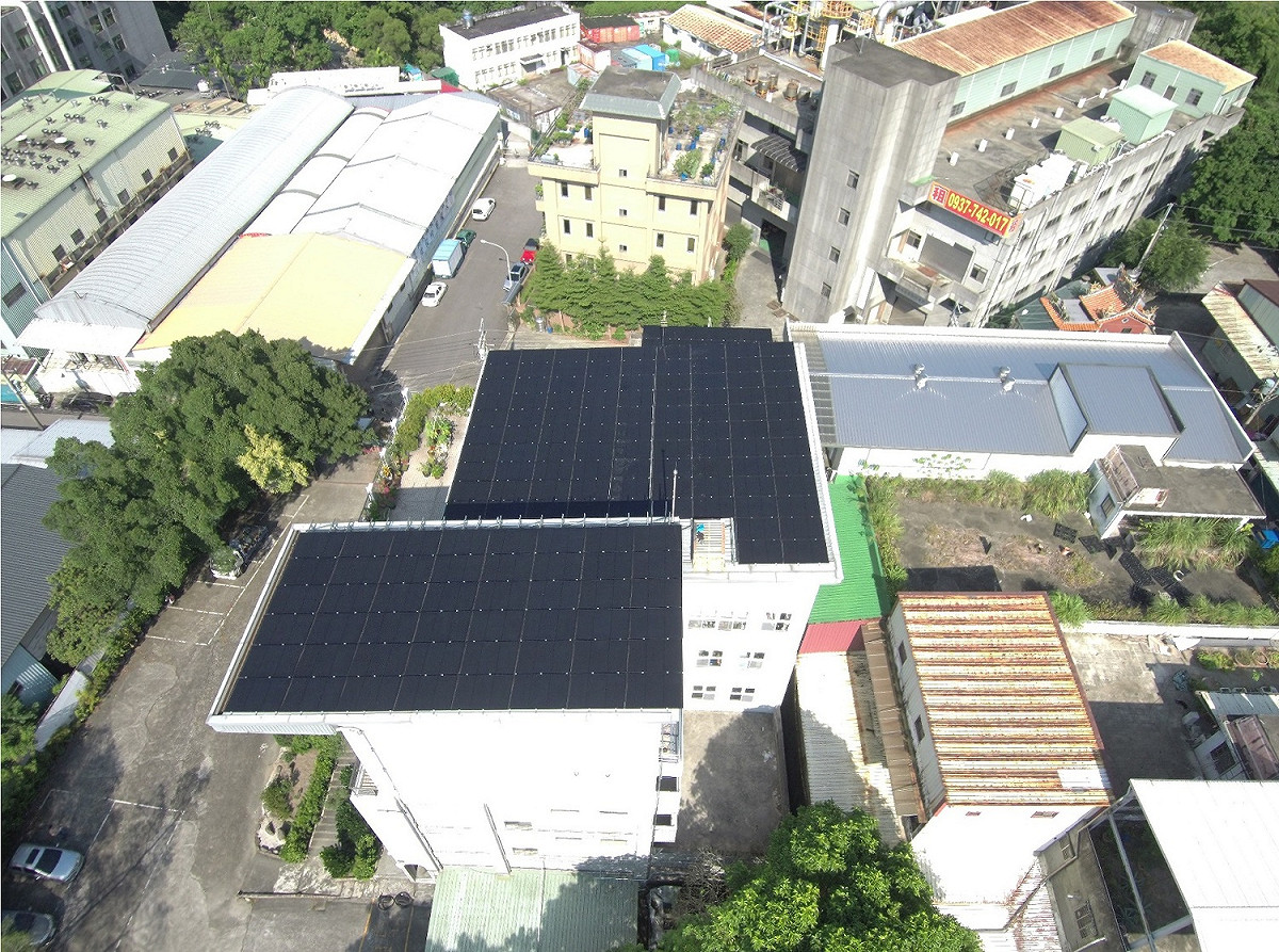 4月30日前「新北市政府111年度推動設置太陽光電發電系統實施計畫」，每瓩補助5000元至1萬5000元，每案最高補助金額達50萬元。 圖：新北市經發局提供