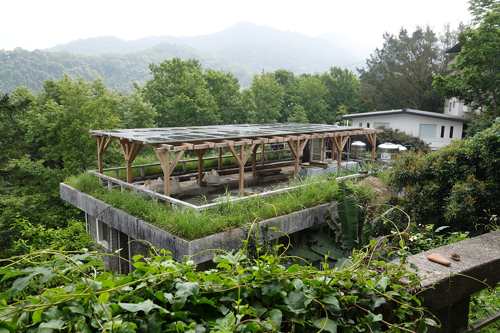 透過補助民有建築物架設太陽光電，鼓勵民眾在自家屋頂裝設太陽能板，降低設置負擔，提高申請意願，共同迎向綠能新趨勢。 圖：新北市經發局提供