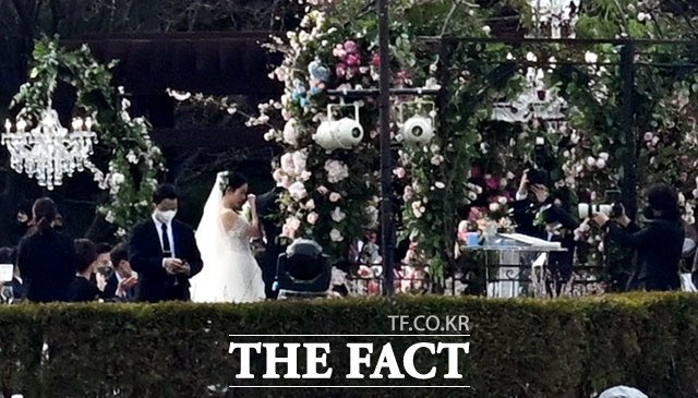 韓媒曝光婚禮現場畫面，孫藝真感動落淚。 圖：翻攝自THE FACT
