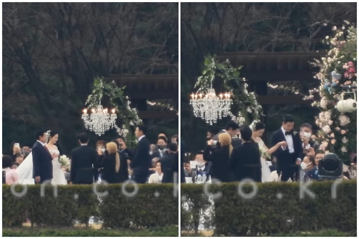 孫藝珍身穿一襲露肩白色婚紗，孫爸爸牽著她走入會場，將女兒的手交給玄彬。 圖：翻攝自YouTube/ PICKCON