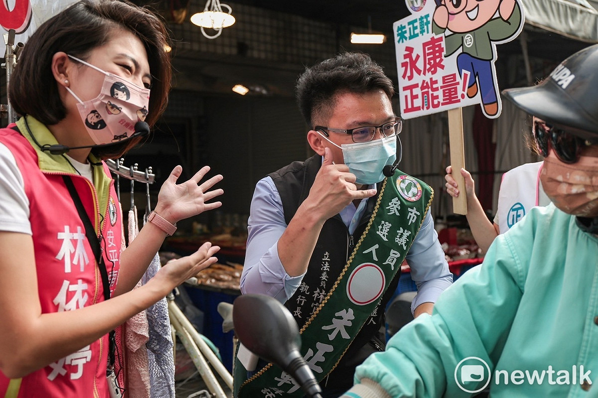 林依婷及朱正軒前往永康兵仔市掃街拜票，兩人相互拉抬拚初選，期能攜手贏得年底議員選舉，在市議會共同為市民打拚。 圖：林依婷提供