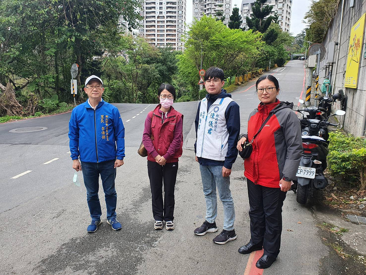 新北市政府動保處與新北市陳儀君議員服務處、新店區永春里里長李傳傑、新店區公所和交通局一同會勘、討論。 圖：新北市動保處提供