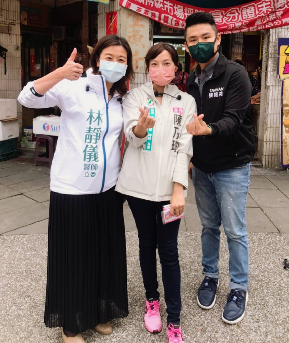 立委林靜儀（左）與政治評論員張銘祐（右）一起陪同新北市議員擬參選人陳乃瑜掃街。 圖：陳乃瑜競選辦公室提供