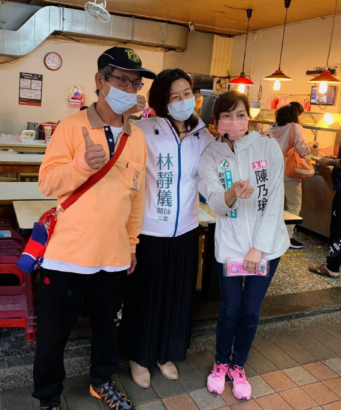 立委林靜儀（中）與新北市議員擬參選人陳乃瑜（右）掃街，展現高親和力與市民互動，市民也予以熱情回應。 圖：陳乃瑜競選辦公室提供