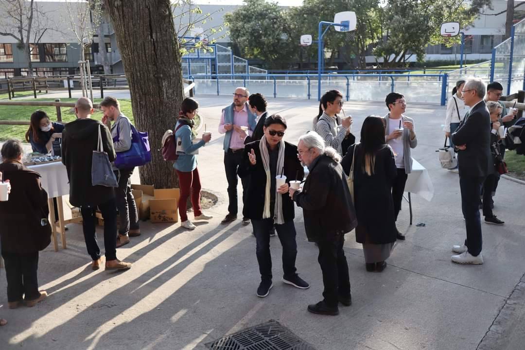前法國吉美博物館暨法國文化部藝術總監Hubert Laot（圖中綁馬尾者）與音樂會的賓客聊天。 圖：我駐法國台灣文化中心提供