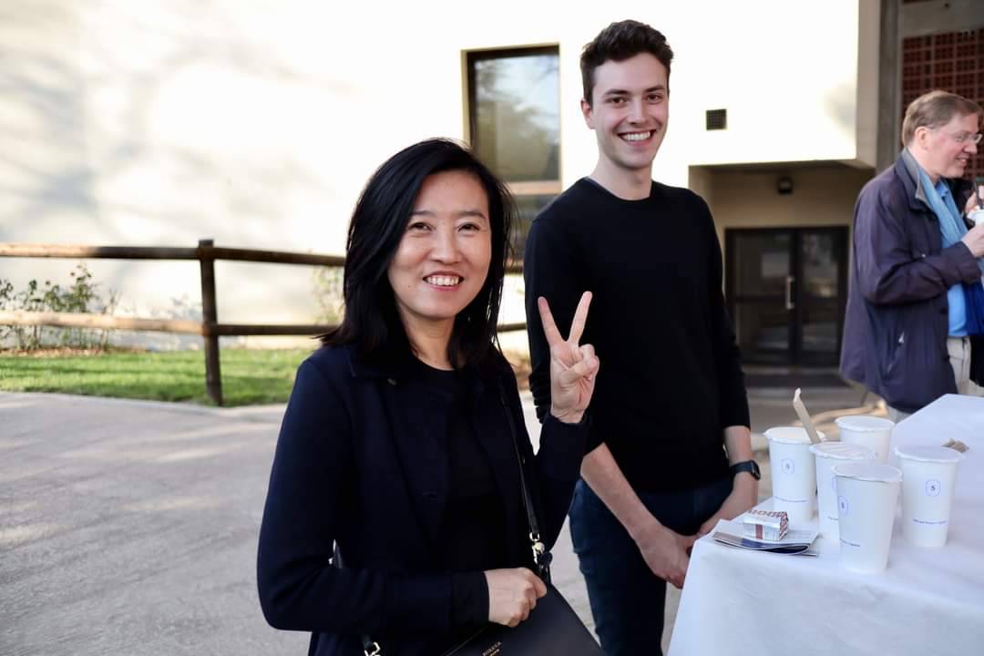 我駐法國台灣文化中心主任胡晴舫開心與音樂會來賓開心比YA。 圖：我駐法國台灣文化中心提供