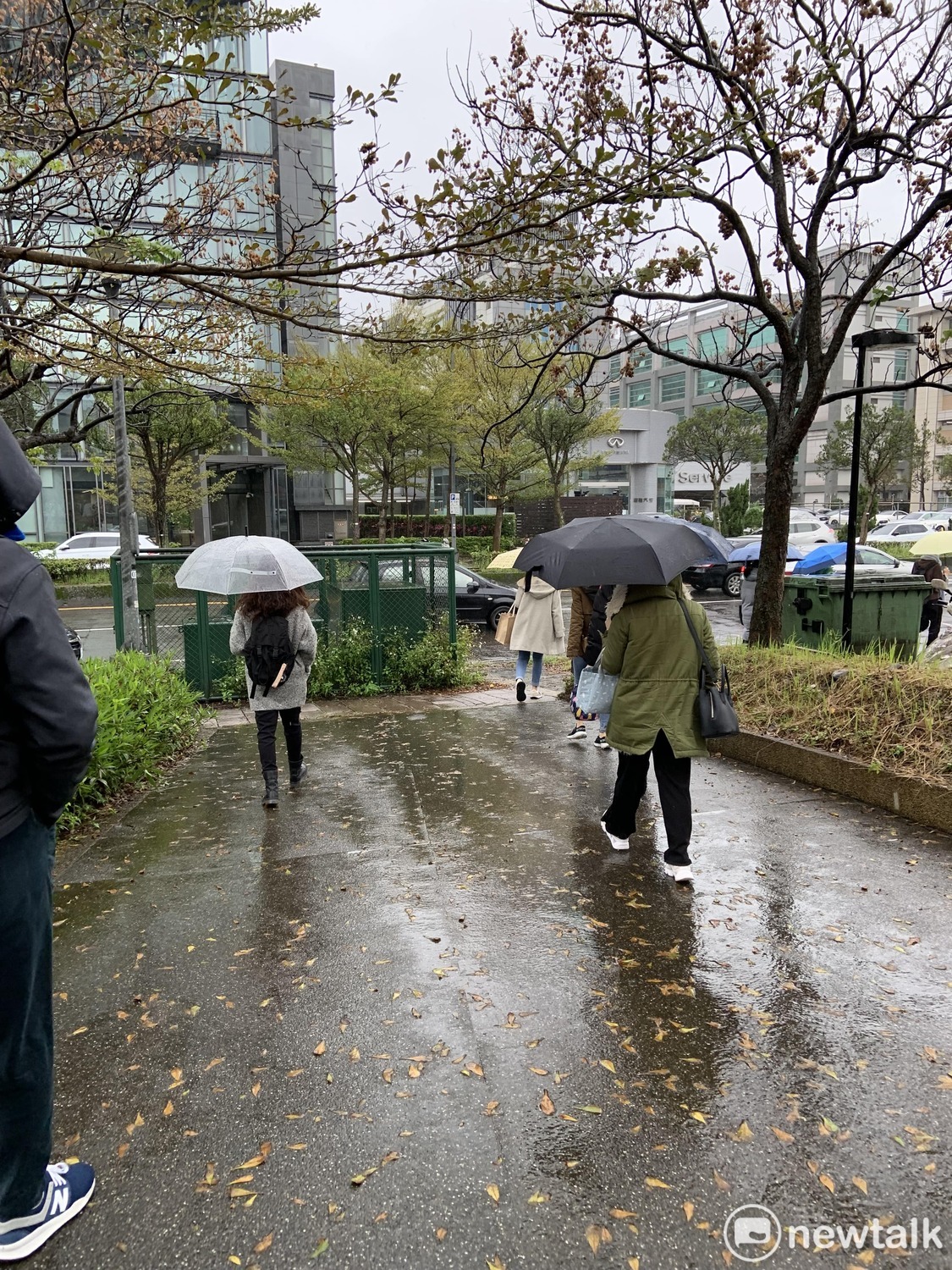 中央氣象局表示，受到冷氣團影響今起到3日各地濕冷，4日起才會逐漸回暖放晴。 圖：張家寧／攝