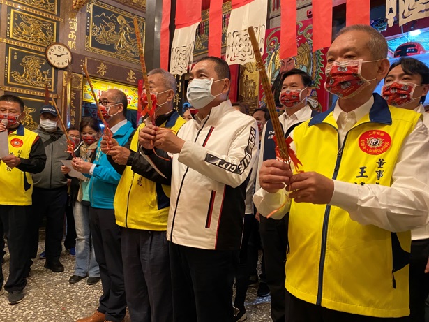 後(3)天農曆3月3日是玄天上帝聖誕，新北市長侯友宜今(1)日特別前往板橋溪崑地區財團法人新北市北極宮參拜。 圖：新北市民政局提供