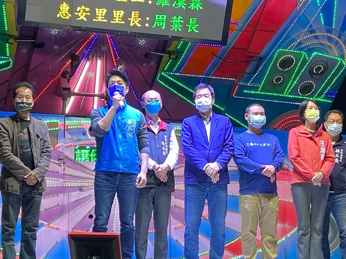資深國民黨台北市議員陳永德（左3）與被外界視為可能代表國民黨參選台北市長的立委蔣萬安（左2）在餐會同台。 圖：王鴻薇辦公室 / 提供