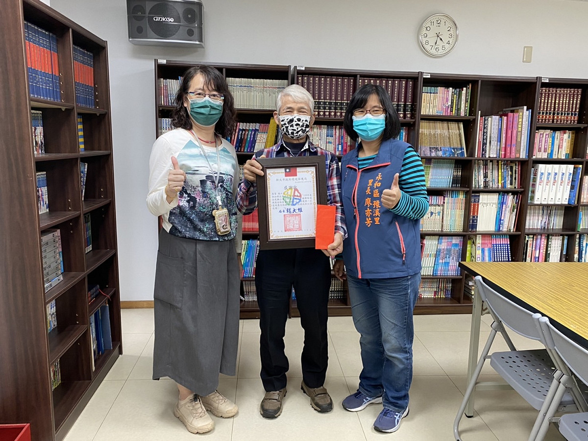 環保局會同永和區豫溪里廖里長頒發感謝狀及萬元禮金予2021年度再度蟬聯第1名撕小廣告達人的陳先生。