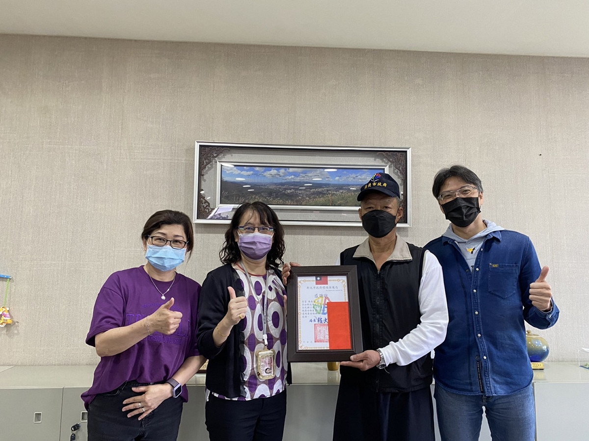 環保局與汐止區長共同頒發感謝狀及禮金予撕小廣告達人第3名的汐止區北峰里長陳南海。