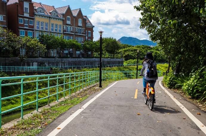 充滿異國風情的公司田溪自行車道。 圖：新北市觀旅局提供