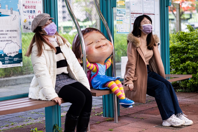 乘著淡海輕軌到幾米公車站沉浸在童趣的世界。 圖：新北市觀旅局提供