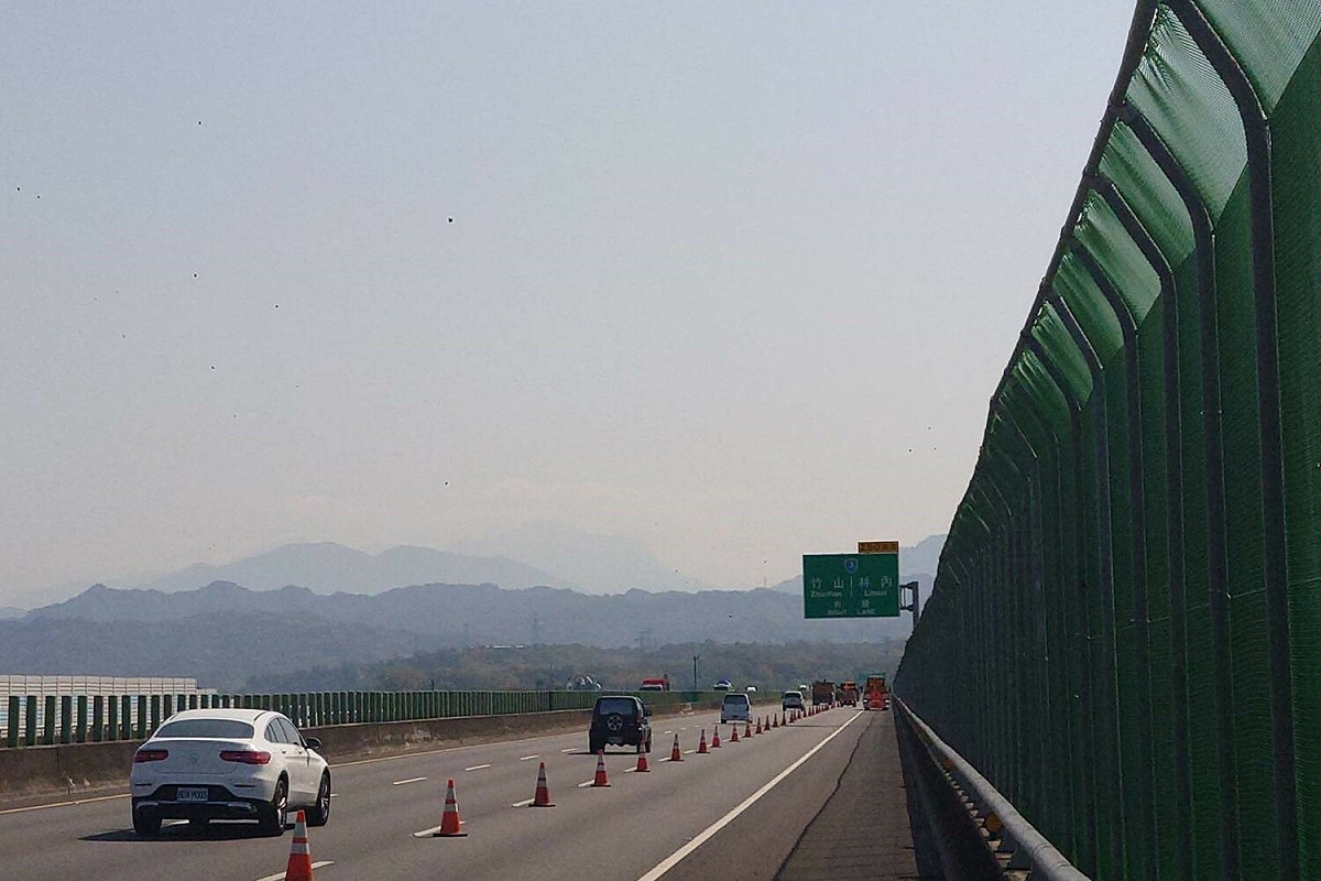 交通部高速公路局表示，當紫斑蝶遷移達每分鐘250隻以上時，國3北上253k-251k將機動封閉外側車道。 圖：交通部高速公路局／提供