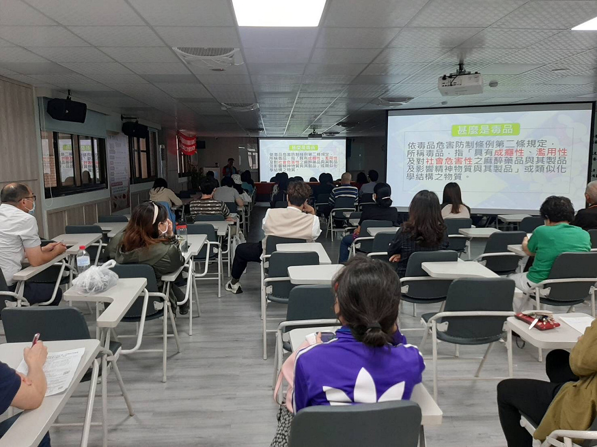 今日高雄毒防局宣示推行毒品防治巡迴講師計畫，而目前已有百位講師完成培訓。 圖：高市府毒防局 / 提供