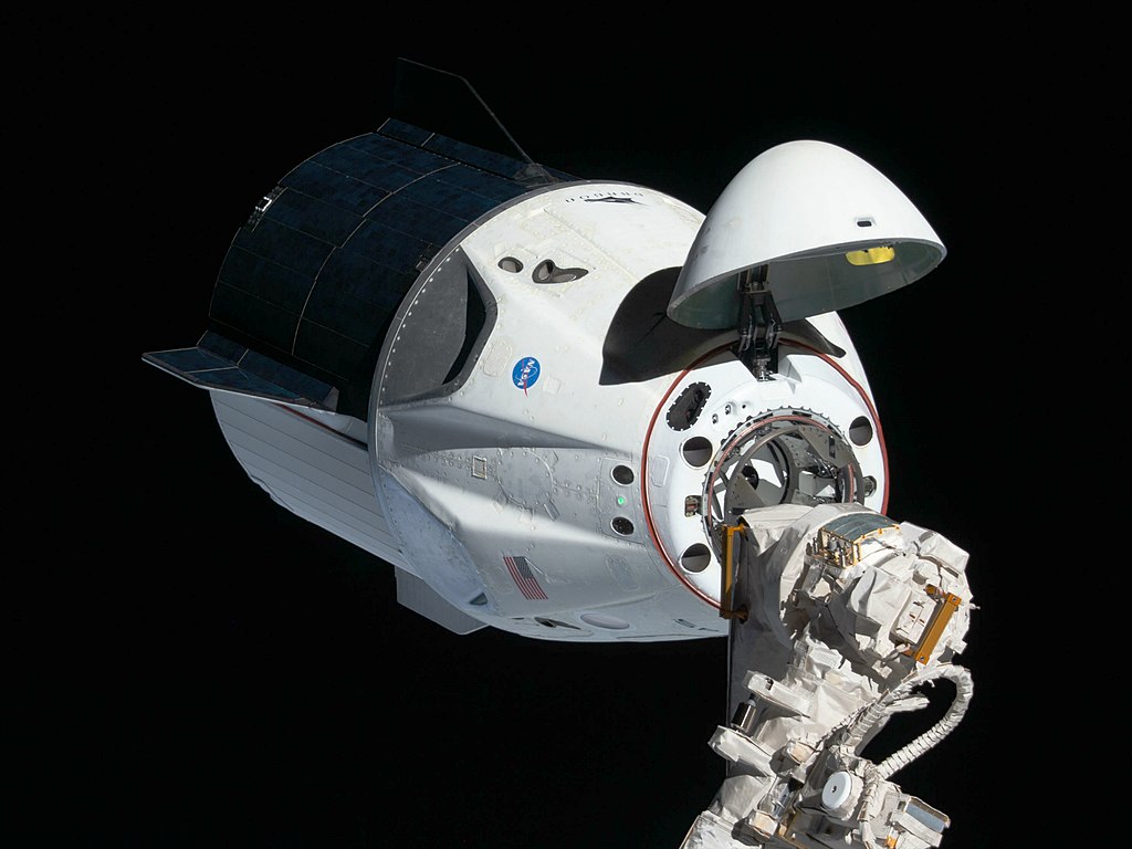 為集中資源開發下一代太空載具星艦，將停止生產新的載人龍飛船（Crew Dragon），圖為載人龍飛船C204號。 圖：翻攝自Crew Dragon維基百科