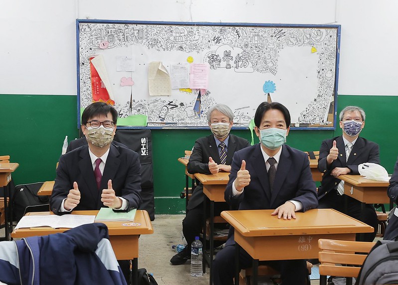賴清德(前排右)與陳其邁(前排左)重溫課堂生活。 圖：總統府提供