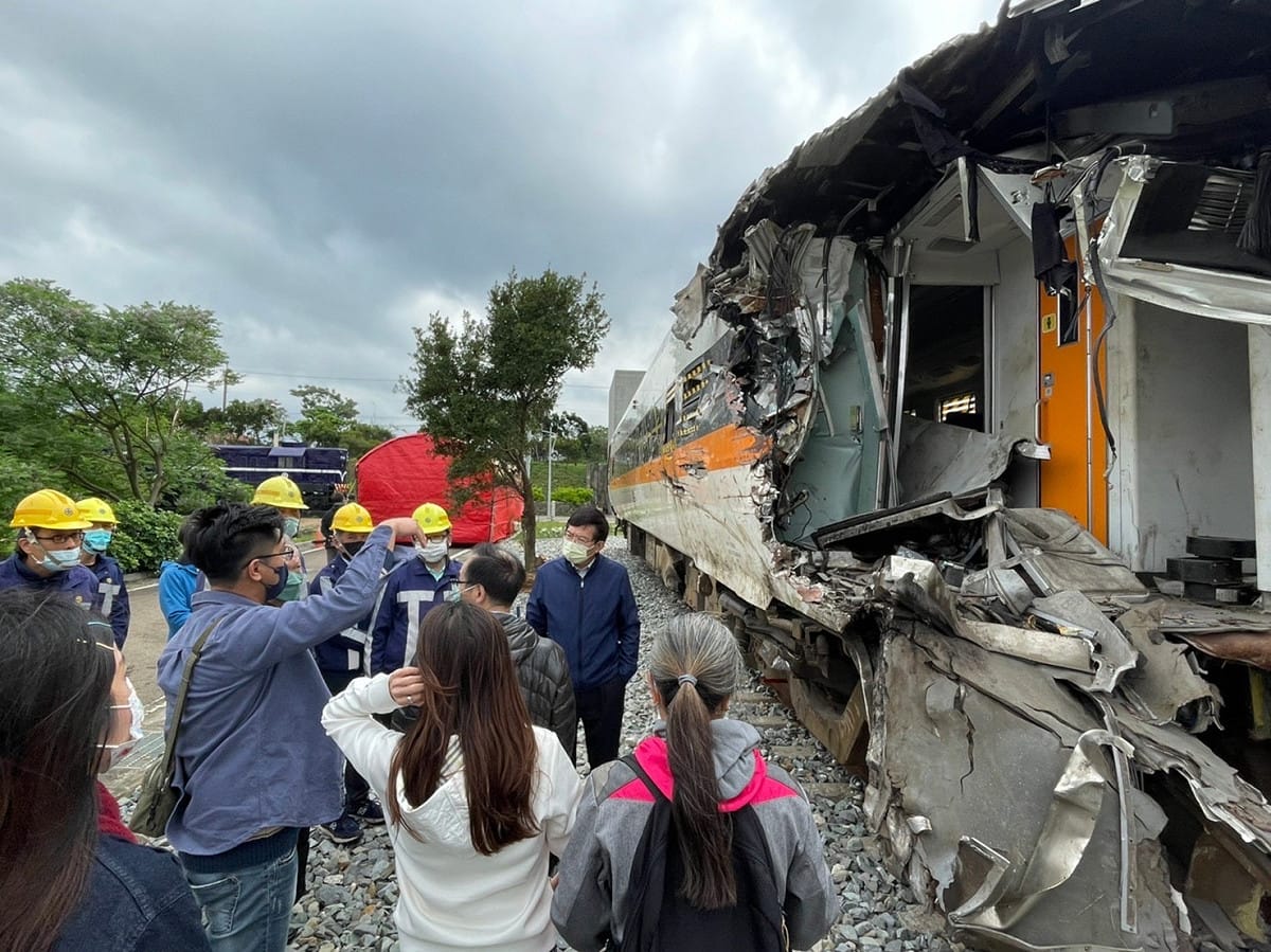 太魯閣號事故事發至今已2年，沒想到卻在昨(31)日勘察時意外發現事故車廂疑似有頭蓋骨，今(1)日檢警持續搜查，竟又找到疑似遺骸碎片。 圖：交通部台鐵局／提供（資料照）