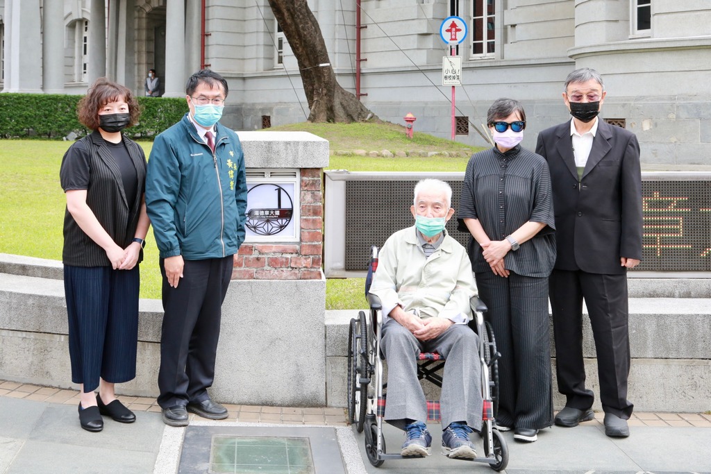 台南市政府今天在台灣文學館舉辦「台南市言論自由日暨湯德章大道揭牌儀式」，左起鄭竹梅、黃偉哲、湯德章家屬湯聰模、葉菊蘭、許景河。 圖：台南市政府提供
