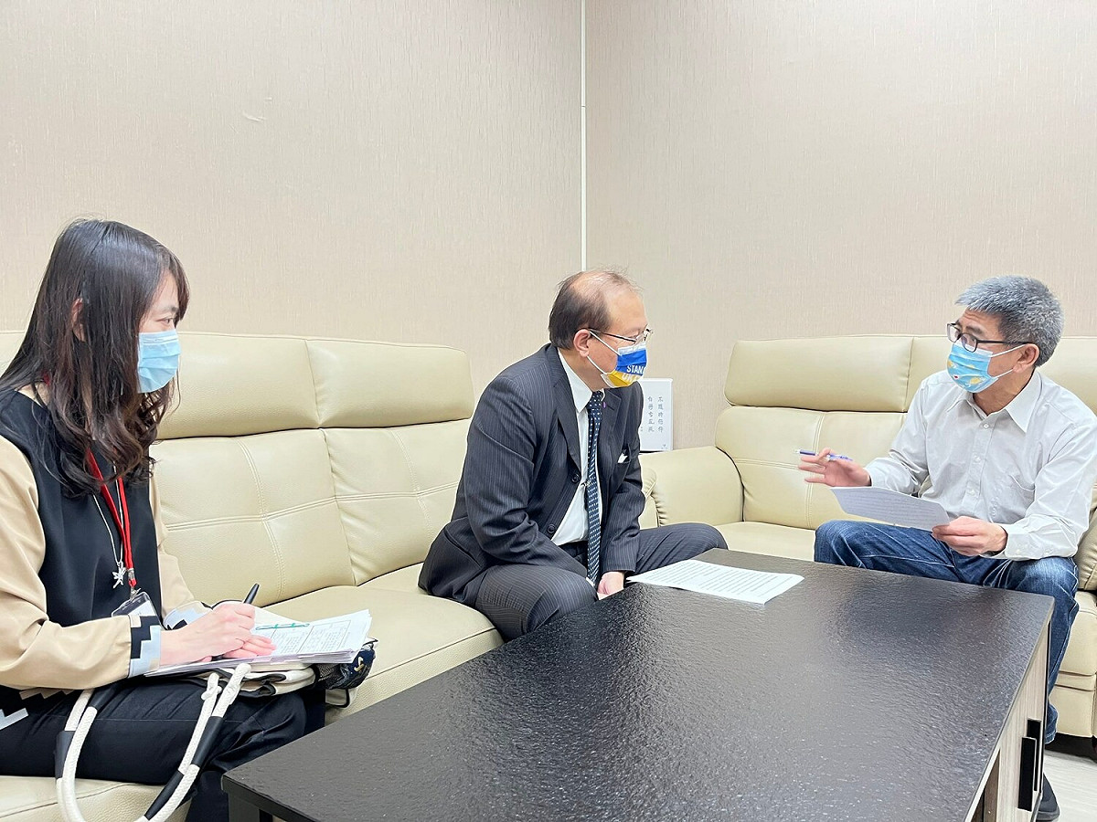 民進黨立委楊曜（右）今日發文感嘆「到底是民進黨的態度問題，還是我的能力問題」，他曾邀請行政院人事長蘇俊榮(中)到辦公室當面說明離島加給問題。 圖：翻攝楊曜臉書