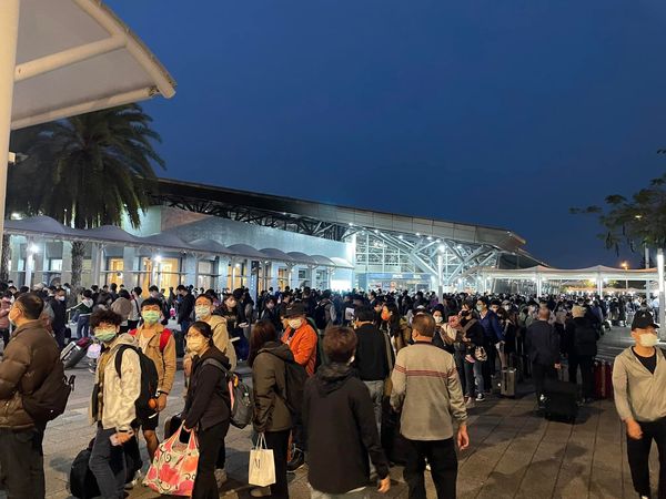 高鐵台南站內外擠滿返鄉旅客。 圖：翻設記者爆料網
