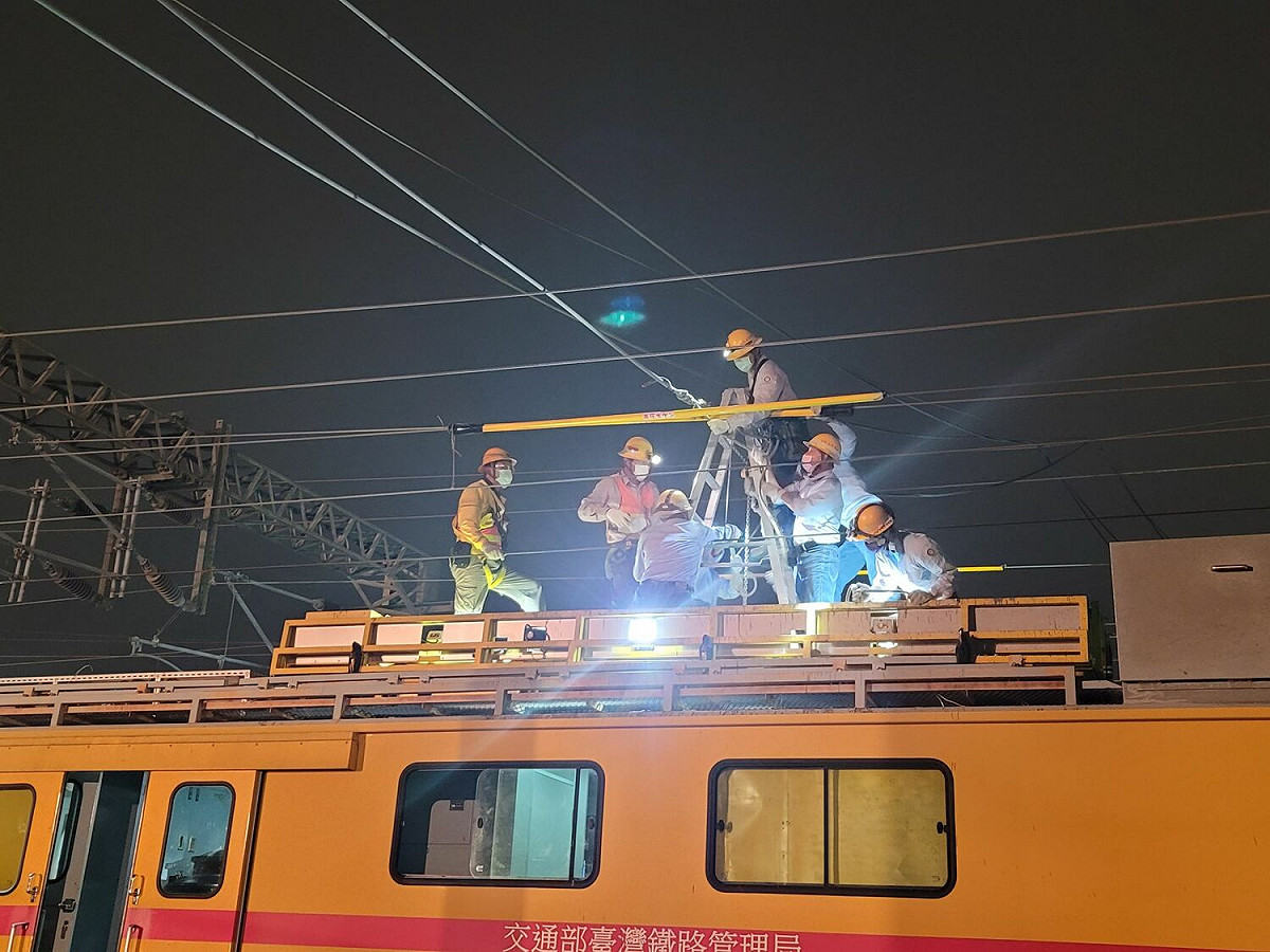 台鐵搶修趕恢復通車。 圖：高雄市工務局提供