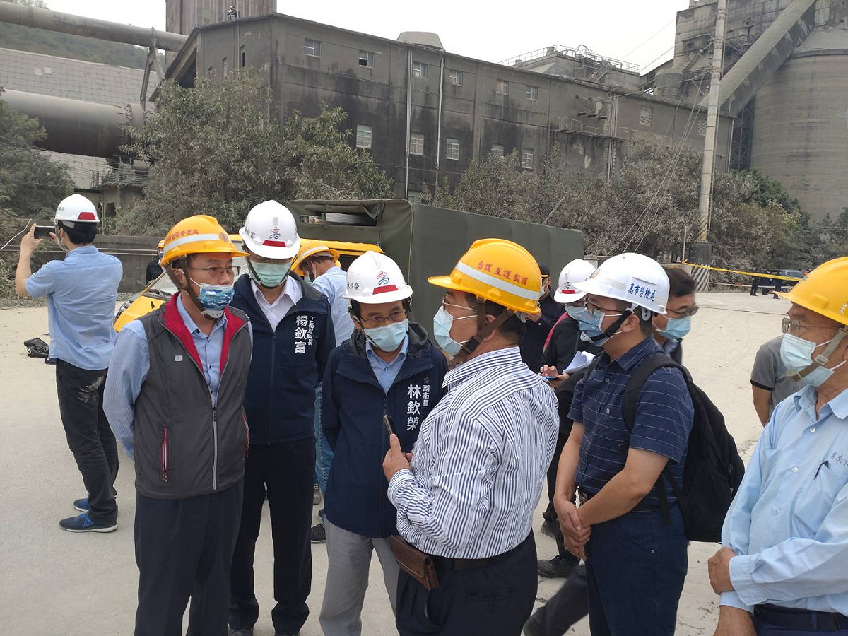 林欽榮（左）到場坐鎮。 圖：高雄市工務局提供